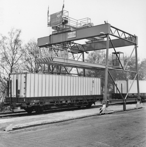 171643 Afbeelding van de ingebruikstelling van de containerkraan op het Containersteunpunt Noord-Nederland te Veendam.